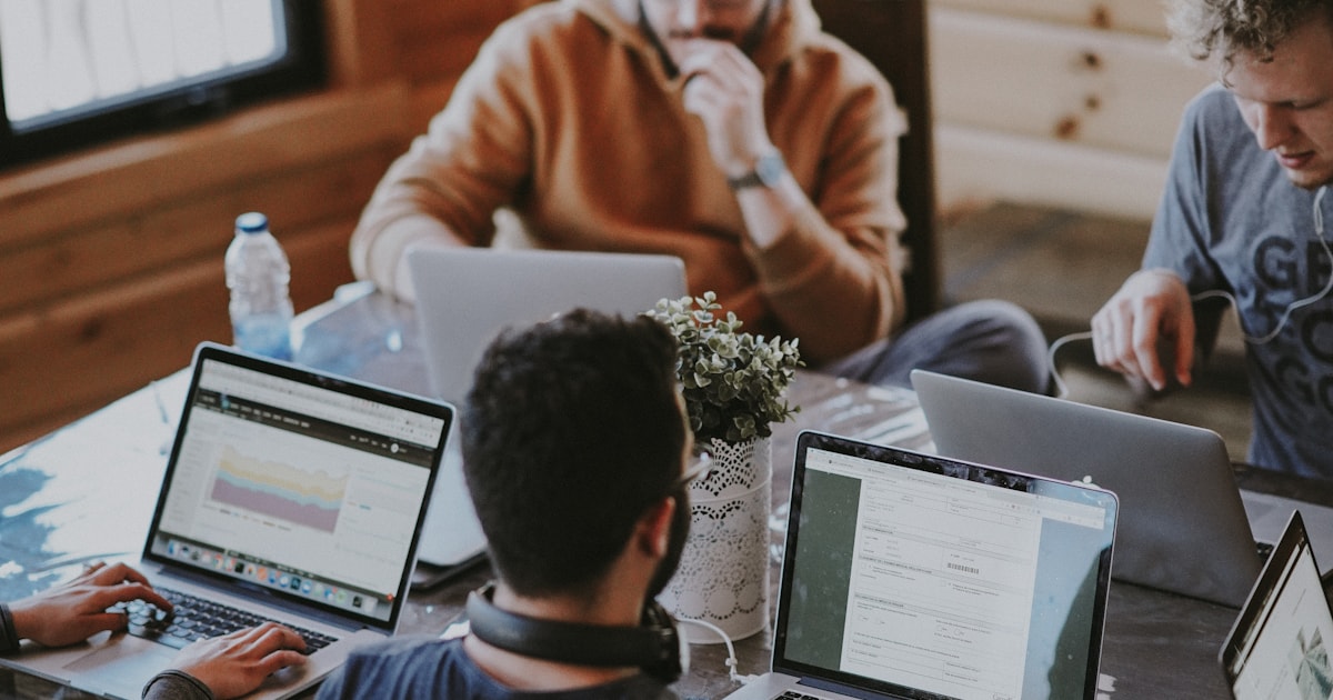 Profissionais reunidos em ambiente de trabalho